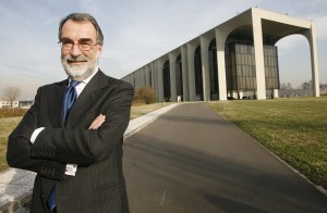 L'ex amministratore delegato di Mondadori, Maurizio Costa, davanti alla sede del gruppo editoriale, in una foto dell'8 dicembre 2007. ANSA/ DANIEL DAL ZENNARO