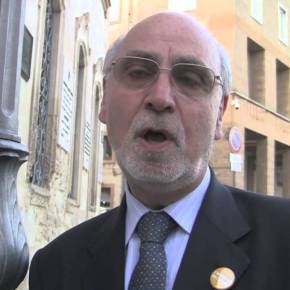 E così ha lasciato la cadrega, a tre mesi dalle elezioni. Indimenticabile il giorno in cui Renzi gli disse: “Abolirei l’Ordine dei giornalisti domattina”