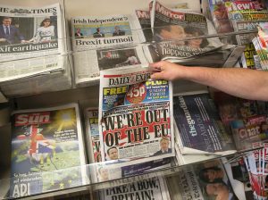 A man buys a newspaper the day after Britain voted to leave the EU, at a newsagents in central London, Britain June 25, 2016. REUTERS/Neil Hall - RTX2I49F