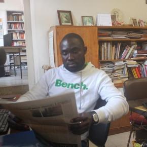 La storia Ahmed Azebeok, cronista in Italia che arriva dalla Nigeria: “Ora mi sento di nuovo un giornalista”