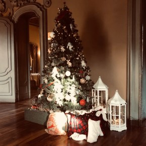 E’ Natale per tutti. Brindisi, bugie e commozione. Nasce il rinfresco 4.0, spumante e tartine in&nbsp;streaming