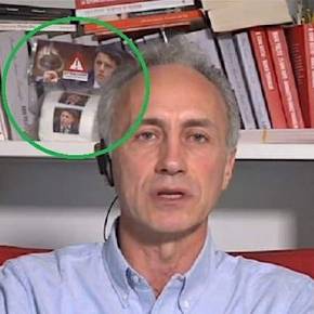 Travaglio esibisce in tv un rotolo di carta igienica con la faccia di&nbsp;Renzi