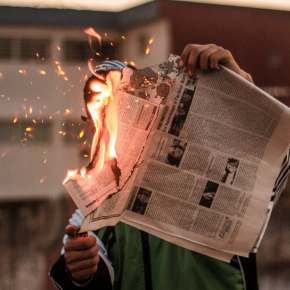 “Il giornalismo è veleno! Semina il panico!” Ecco perché siamo un Paese di cazzoni irresponsabili che scappano e prendono d’assalto i&nbsp;treni