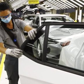 Stellantis (ex Fca) sceglie un ingegnere a capo della comunicazione dello stabilimento di Saragozza. E i giornalisti spagnoli s’infuriano