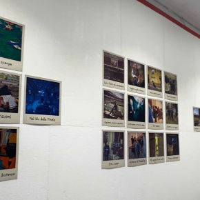 Viaggio di un cronista dietro le quinte dello sport. Dai grandi stadi ai campi di periferia. L’impegno&nbsp;sociale