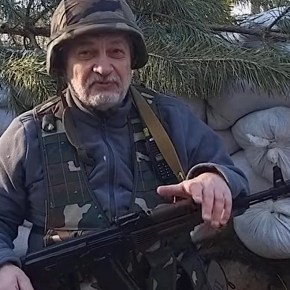 Giornalista russo sceglie d’indossare la divisa e combattere a fianco dei soldati ucraini: “Putin è l’Hitler dei giorni nostri”. Il video con Sergey&nbsp;Loiko